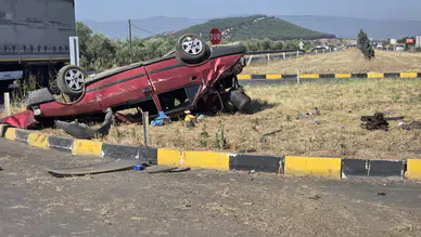 İzmir'de otomobil kazada ters döndü : Sürücü yaralandı