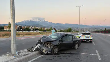 Kayseri'de kaza : Otomobil aydınlatma direğine çarptı