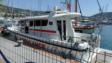 Muğla'da teknede rahatsızlanan kişi deniz ambulansıyla tahliye edildi
