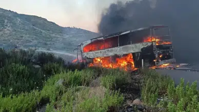 Antalya Manavgat'ta yolcu otobüsü yandı : 27 yolcu tahliye edildi
