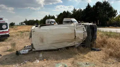 Amasya’da minibüs refüje çıktı : Aynı aileden 4 kişi yaralandı