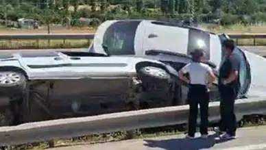 Bursa'da iki otomobil orta refüje saplandı : Araçlar bariyerlerin arasında sıkıştı
