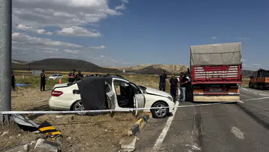 Çankırı'da tır ile otomobil çarpıştı : 3 ölü, 2 yaralı