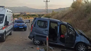 Elazığ'da hafif ticari araç bariyerlere çarptı : 4 yaralı