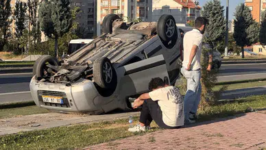 Kayseri'de ticari araç devrildi : Sürücü ve annesi yaralandı