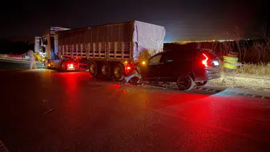 Yozgat'ta otomobil tıra arkadan çarptı : Yaralılar var