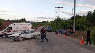 Bilecik'te iki otomobilin çarpıştığı kazada 10 kişi yaralandı