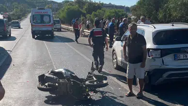Alanya'da park halindeki otomobile çarpan motosikletteki 2 genç ağır yaralandı