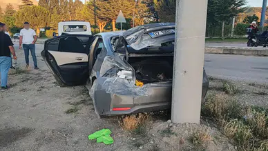 Isparta Sav yolunda kaza : Takla atıp direğe çarpan otomobilde 2 kişi yaralandı