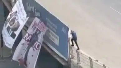 Adana'da NATO'yu protesto etmek için köprüye pankart asan kişi gözaltına alındı