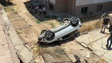 Adıyaman'da otomobil sitenin bahçesine düştü : Sürücü yara almadı