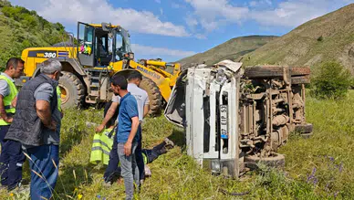 Bingöl Karlıova'da su tankeri devrildi : 2 kişi yaralandı