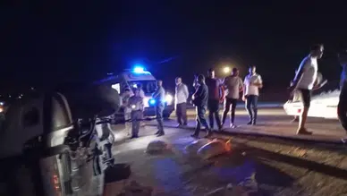 Mardin Ömerli'de ticari araç devrildi : 25 yaşındaki sürücü yaralandı