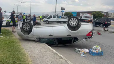 Erzincan'da önüne çıkan otomobile çarpmamak için manevra yaptı, takla attı : 2 yaralı