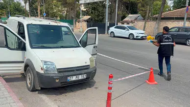 Gaziantep'te jandarma karakolu önünde silahlı saldırı : Araç içindeki şahıs ağır yaralandı