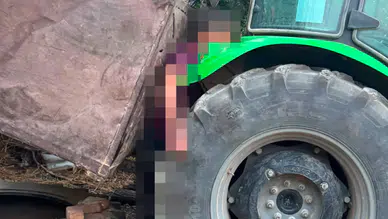 Denizli'de traktör ile römorkun arasında kalan işçi hayatını kaybetti