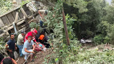 Hatay'da kamyon şarampole devrildi : Baba ile oğlu yaralandı