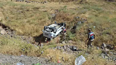 Bingöl'de hafif ticari araç şarampole devrildi : 6 yaralı