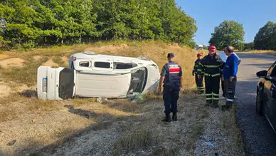 Bilecik'te hafif ticari araç devrildi : 3'ü çocuk 5 yaralı