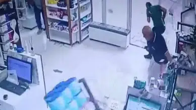 Malatya'da şiddetli fırtına eczanenin camlarını patlattı : O anlar kamerada