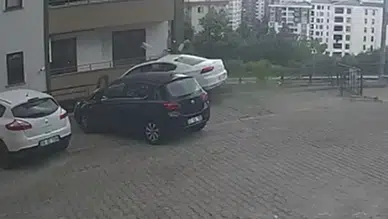 Trabzon'da sürücü fren yerine gaza bastı : Bahçeye uçan araçta 3 kişi yaralandı