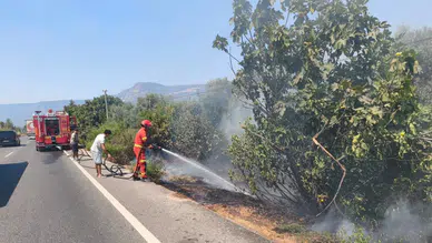 Muğla Ula'da yol kenarında yangın