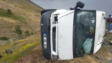 Sivas'ta otomobil ile minibüs çarpıştı : 5'i çocuk 11 yaralı