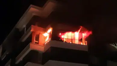 Aksaray'da apartmanda gece yarısı yangın : 14 kişi dumandan etkilendi