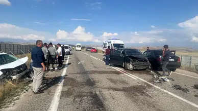 Bayburt'ta zincirleme trafik kazası : 9 yaralı