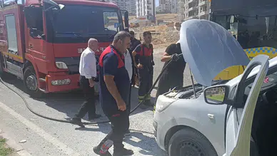Siirt'te seyir halindeki araçta yangın paniği
