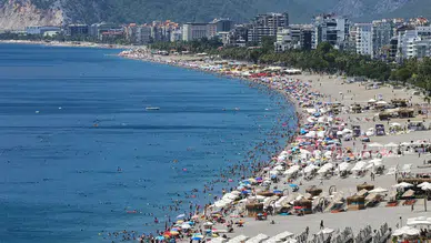 Zonguldak’ta 4 günlük deniz yasağı sona erdi ! Vatandaşlar plajlara akın etti