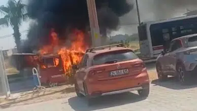 İzmir'de seyir halindeki otomobil alev alev yandı : Patlama sesleri duyuldu