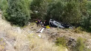 Yolcu minibüsü uçuruma devrildi: 4 ölü, 10 yaralı