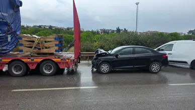 Bandırma'da rüzgar gülü taşıyan tıra çarpan otomobil kazasında 4 kişi yaralandı