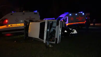 Manavgat'ta kontrolden çıkan otomobil refüje devrildi : 2 yaralı