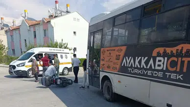 Erzincan'da midibüs ile motosiklet çarpıştı : 1 yaralı