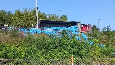 TEM Otoyolu'nda kömür yüklü kamyon devrildi