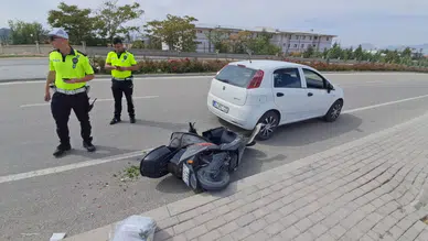 Karaman’da devrilen elektrikli bisiklet park halindeki araca çarptı