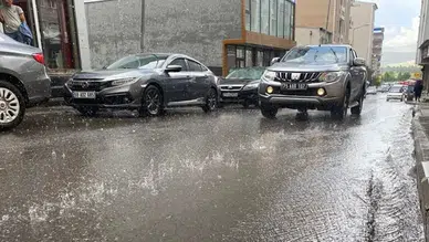 Çıldır Gölü'nde etkili olan sağanak yaşamı olumsuz etkiledi