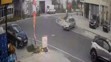 Tekirdağ'da geri manevra yaparken çarptığı tabeladan öfkesini çıkardı