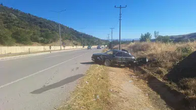Çorum'da otomobil su kanalına çarptı : 2'si çocuk 4 yaralı