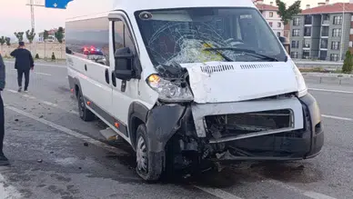 Karaman'da servis minibüsleri çarpıştı: 1 sürücü yaralandı