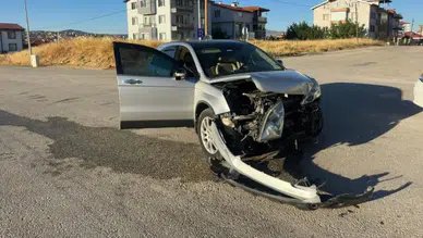 Uşak'ta otomobiller çarpıştı : 3 yaralı