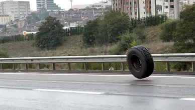 Kuzey Marmara Otoyolu'nda Tırdan Kopan Lastik Dehşet Saçtı