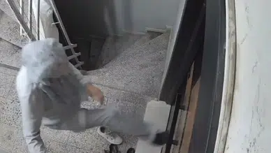 Manisa'da komşusunun kapısına zarar veren kadın hakkında yeni soruşturma