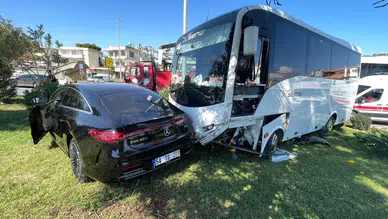 Alanya'da yolcu minibüsü ile otomobil çarpıştı