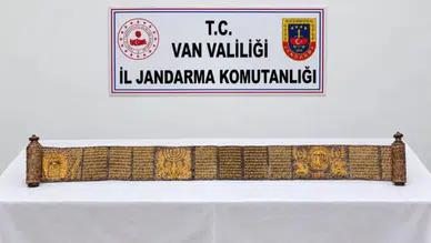 Van'da tarihi eser operasyonu : Deri üzerine altın yaldız işlemeli Tevrat ele geçirildi