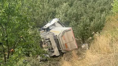Isparta'da kum yüklü tır elma bahçesine devrildi : Sürücü hayatını kaybetti