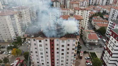 Aydınlıkevler Mahallesi'ndeki 9 Katlı Binada Yangın Paniği