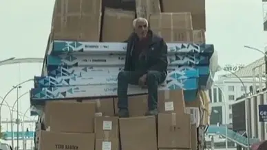 Diyarbakır'da Tehlikeli Yolculuk: Kamyonet Kasası Üzerinde Canını Hiçe Saydı